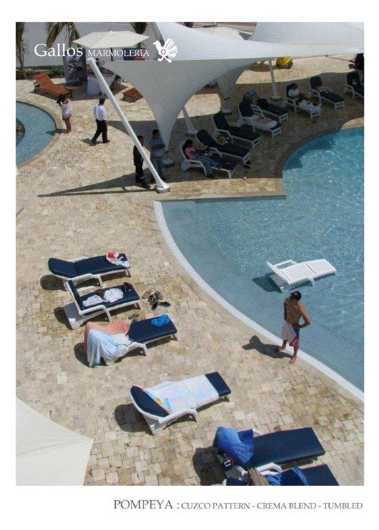 Pompeya Cuzco Pattern Crema Blend Tumbled – obra_piso_poseidon (17)_new – Exterior Pool